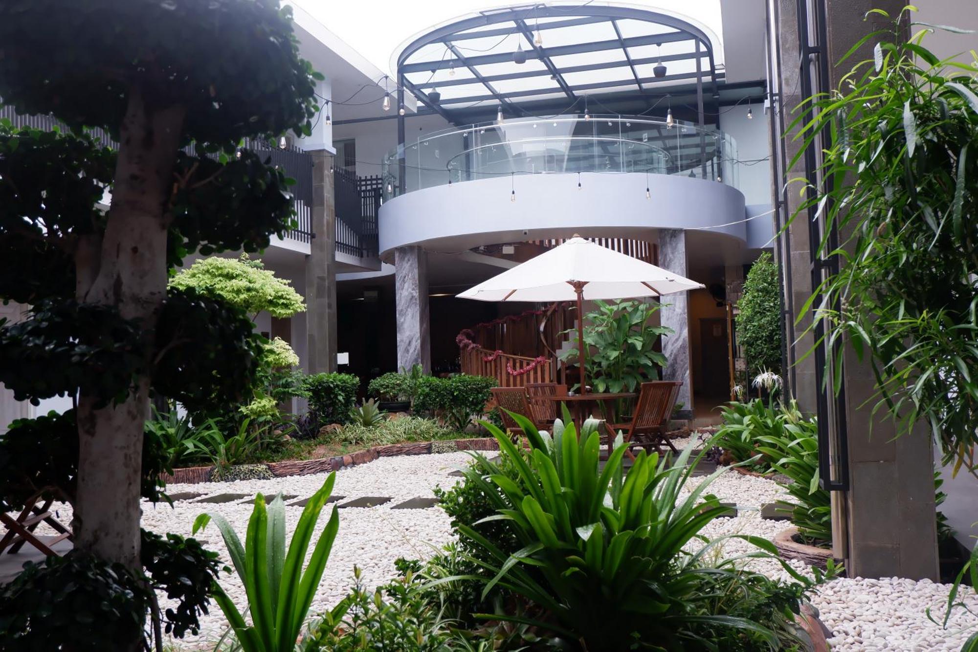 Grand Samota Hotel Sumbawa Exteriör bild